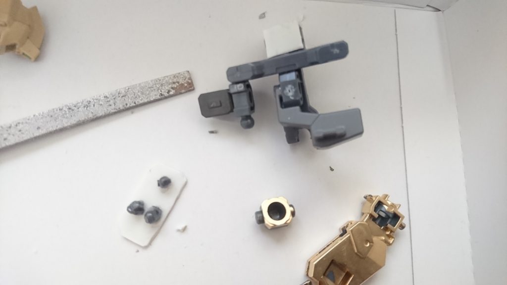 ちなみに塗装する前のバックパックやスパイクの元です。
他にも腰のシュナイダー格納部分のパーツの裏側もプラ板にて穴埋めしてます。