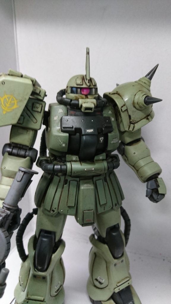 通常のザクの塗装スキームになります。
モノアイはガンダムマーカーのメタリックメッキピンクです。
アンテナはビルダーズパーツ、その両脇にアップリケアーマー。
