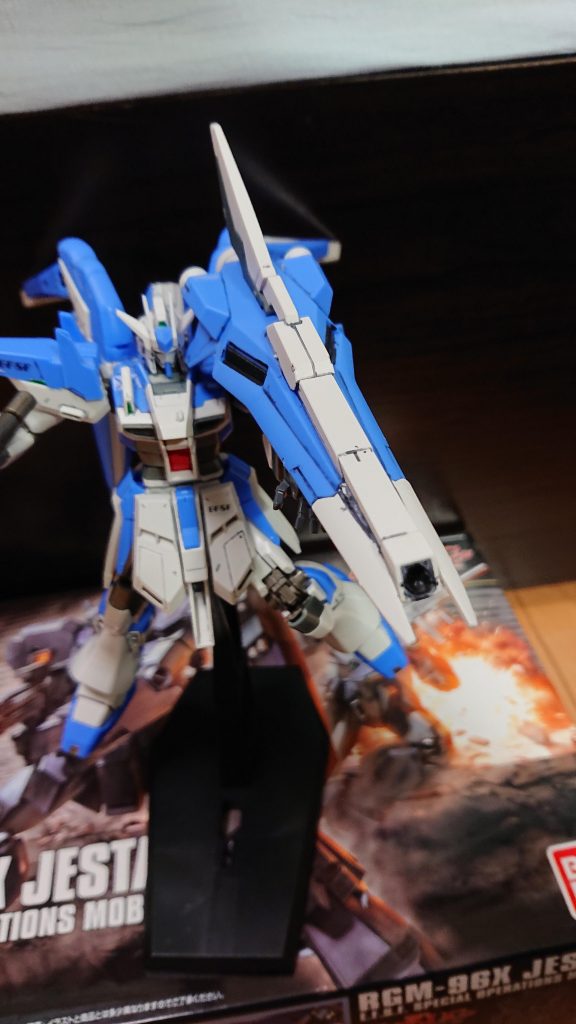 シールドブースターはヘイズル系の改良型で、先端部に出力可変式のビームキャノン(リゼルのような3点バーストやバンシィ・ノルンのような単発などの使い分けが可能)を装備。