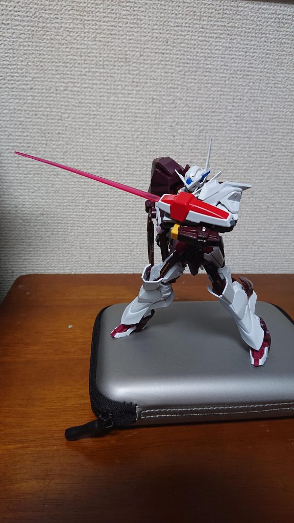 左腕にはビームサーベルとgnシールド、gnバルカンの機能をもつgn複合ユニットを装備
両腕のダッシュユニット内にはgnキャノンや
ミサイルが入ってます