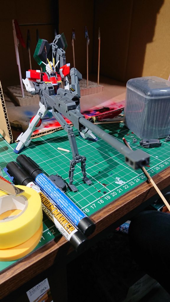 巨大レールカノン『レーヴァテイン』を構えて。
左背のアーム固定型ソード『フランベルジュ』を突き立てて機体を固定しなければ反動で吹き飛ぶ。
大型徹甲弾、拡散燃焼弾、炸裂弾等、様々な『砲弾』を装填発射が可能。戦艦でやれ。(セルフツッコミ