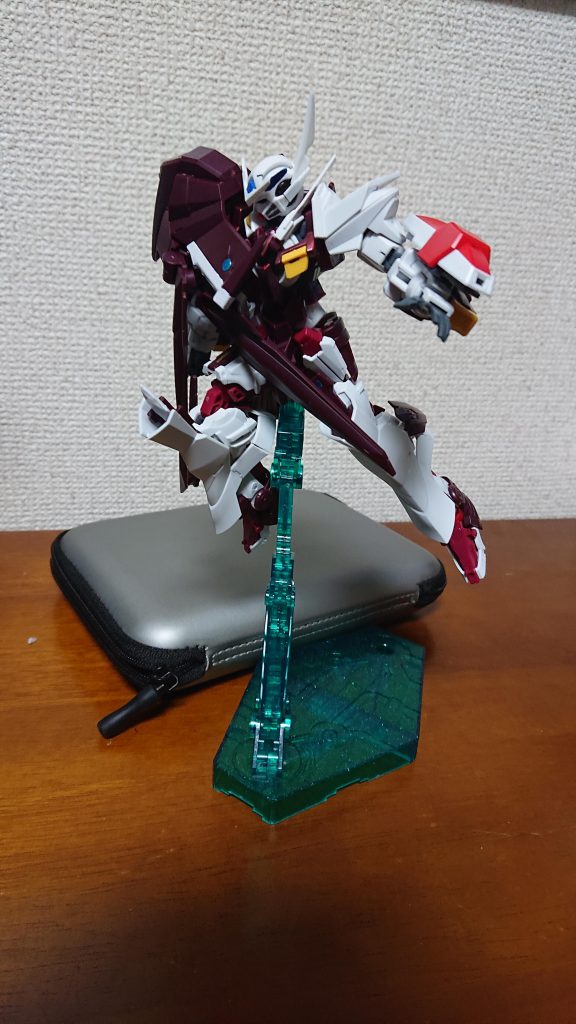 右膝にはサーベル内蔵