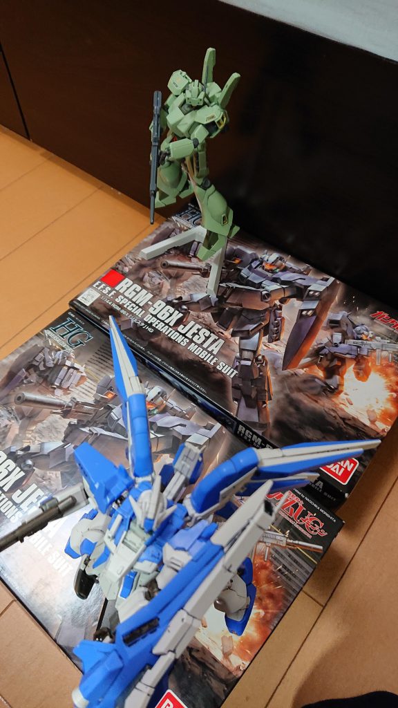 後ろのジェガンD型西村亜子大尉機から見ると「ルシアンどいてそいつ殺せない!!w」