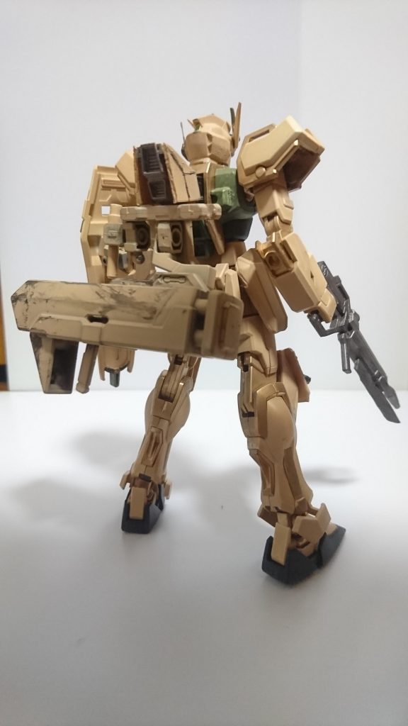 バックパックは使っていなかったジャンクパーツを加工し、ブースターだけではなくランチャーやビームサーベルのラックになるようにしてみました。