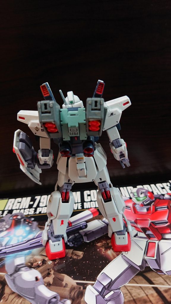 第一遊撃小隊隊長の菅井直人少佐専用機は、追加装備として高機動型バックパックを装備しています。