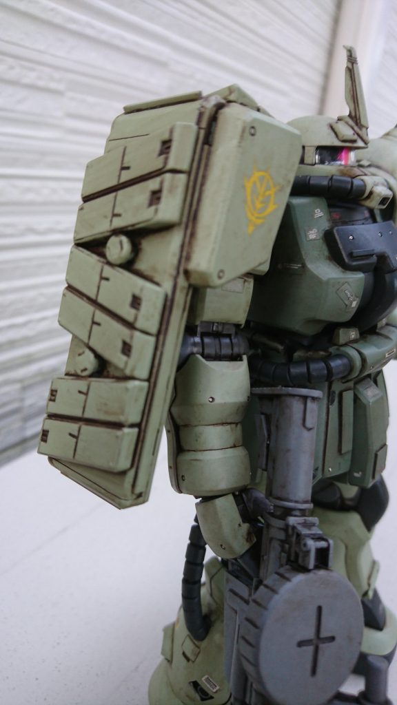 シールドはスペースドアーマーやスクラップから切り出した部品で強化したという設定。ジム相手だと流石に色々大変ですから。