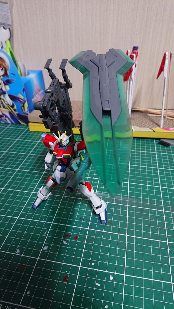 アーム固定型ソード『フランベルジュ』
レーヴァテイン発射の際、機体を固定し反動を殺すのが主な機能だが、その巨大さ故に武器としても盾としても使うことが出来る。
アームによって自在に動くこの武装は、敵機体に接触した際に、その部分を腐食させる機能が備わっている。
一瞬でも触れれば即座に腐食するので、ブースター部に触れようものなら飛行が不可能になる。
パイロットはそのまま、機体には死んでもらう!と言わんばかりの鬼畜機能である。