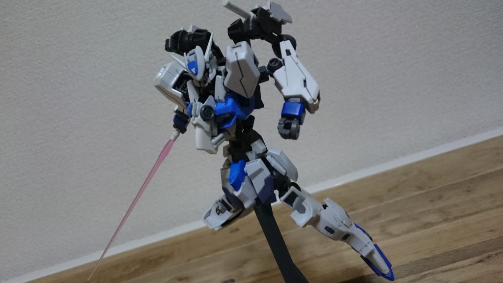 サーベル抜刀
最近鉄血系でもお構い無しにビーム兵器装備させてる気がする笑