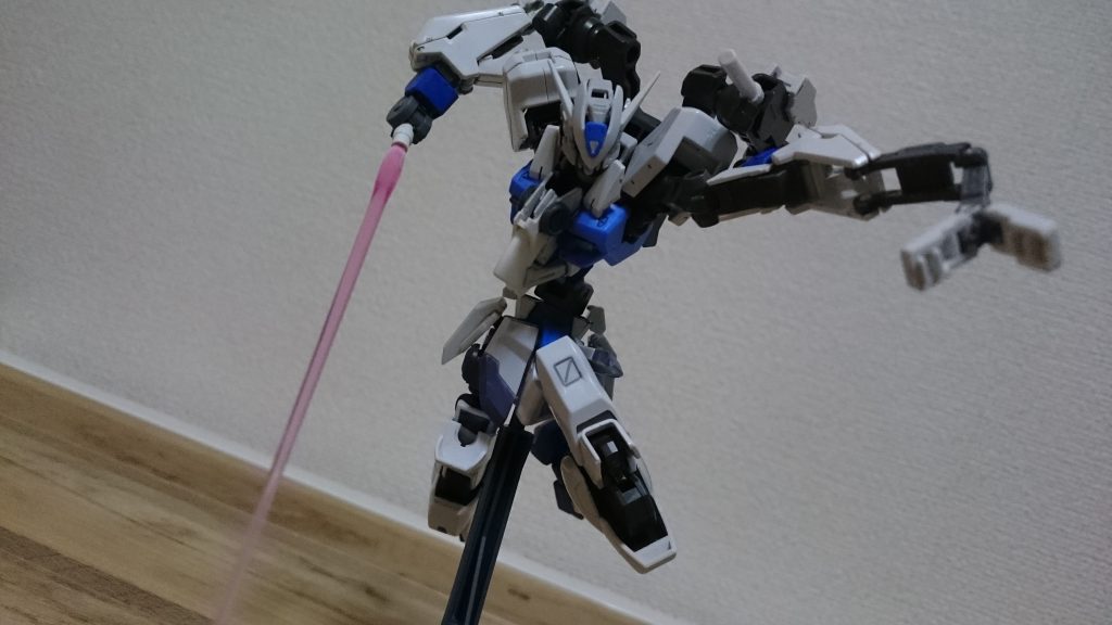 腕はステイメンなのでサブアームも展開できます
離れた敵をアームで引っ張って突き刺すイメージ