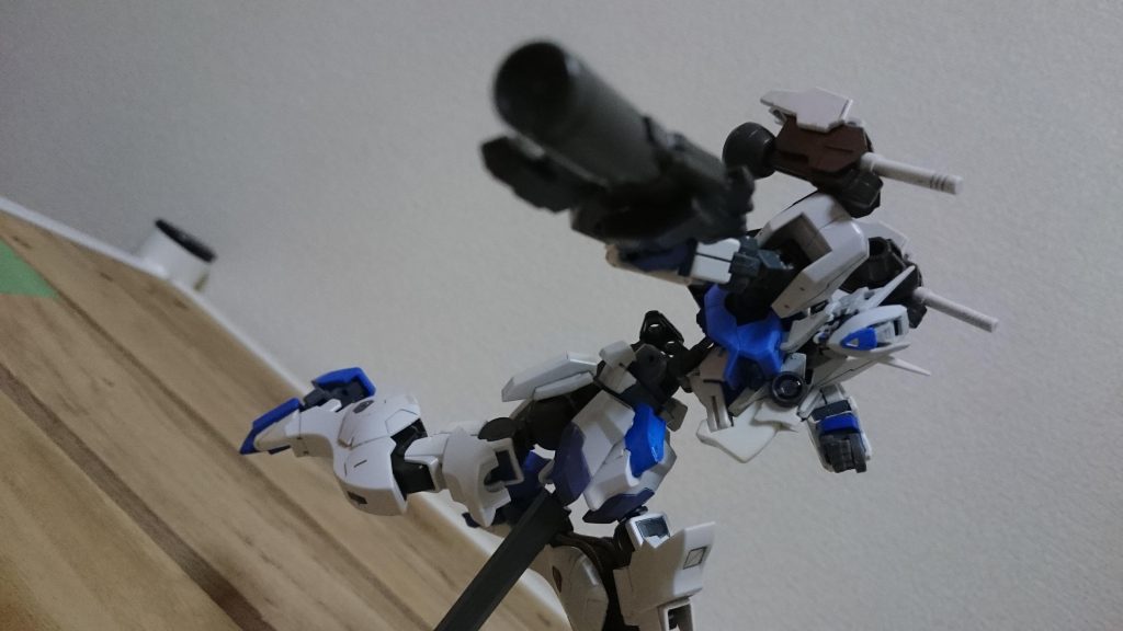 手首はレギンレイズから
差し替え無しで手首の角度を変えられるのは面白いなぁと