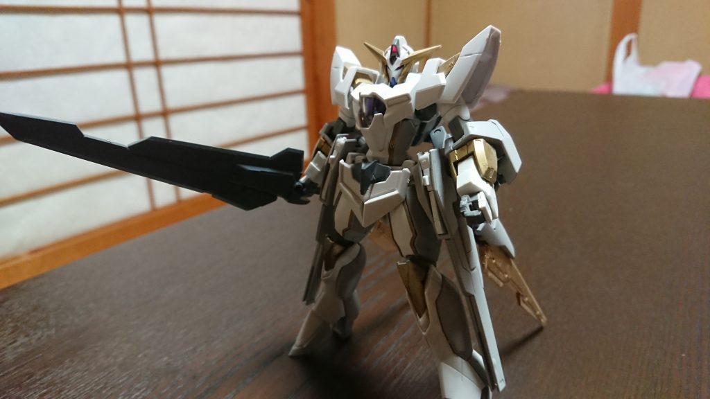 武装
・GNバスターソード
ジンクスIIの物を流用。
本機のメイン武装であり、敵ガンプラをその一刃と共に葬り去る。
GNフィールドの展開機能も持ち、攻撃と防御の両方に使える。
・GNビームサーベル
スカートに内蔵した高出力のビームサーベル。
GNバスターソードが使えなくなった際の予備用の武器。
・GNフィンファング
スカートに内蔵した物。
システム上は使用は可能だが、シャルロット自身の美学に反する為か使われる事はない。