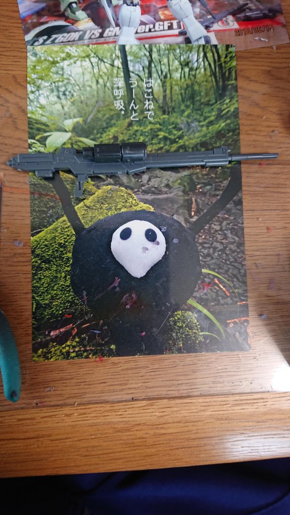 このビームライフルは、リゼルC型のメガビームランチャーのセンサーを取り付けました。うん？何かへんな黒いのがいるだって？気にしないでくださいw