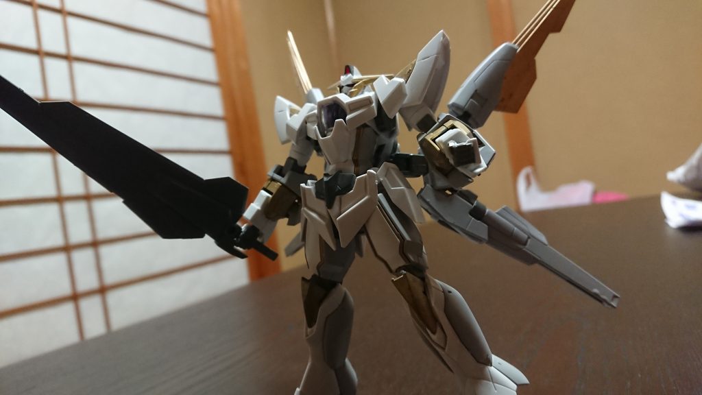 TRANS-AM
「戦える!!」
・トランザムシステム
GNドライヴ搭載機の例に漏れず、本機にもトランザムシステムは搭載されている。
使用時にはスカートが背部に展開し、蝶が翼を広げたような姿になるのが特徴。
この状態でGNバスターソードより展開した巨大な光の刃を叩きつける「ハイパーライジングソード(劇場版ソレスタルビーイングのアレ)」という大技を持つ。
しかし、劣化が激しい本機にとって、使用は機体が分解する危険性も伴う、まさに最後の切り札でもある。