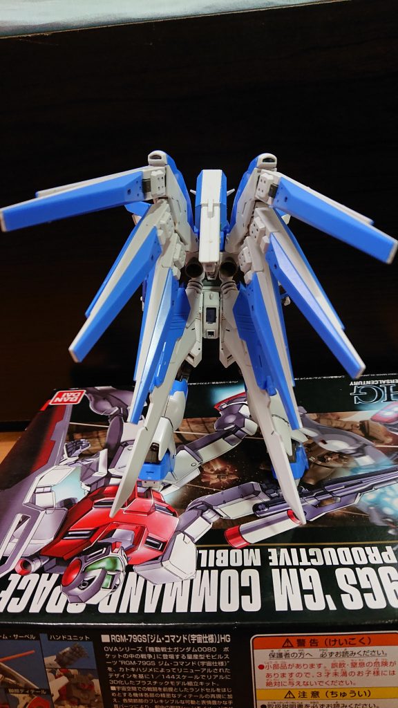 リアビュー。新たにシールドブースターと試作の実体剣、サイコミュ式のビームキャノン(鳥の顔みたいなもの)を装備したという設定です。