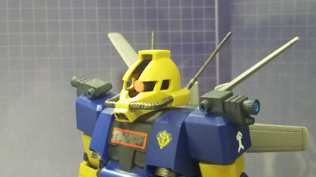 上体アップ
モノアイと肩部カメラにクリアパーツを貼ってレンズ調にしています。