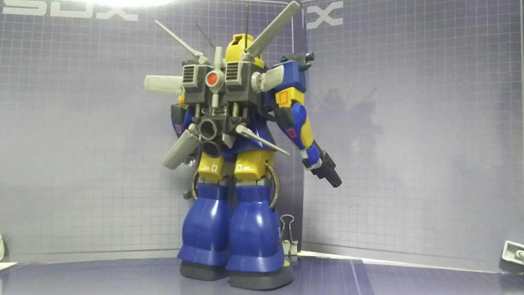 背面
本体はMSVザク強行偵察型(青)とZ-MSVザク強行偵察型（ライトカーキ）の組み合わせ、
バックパックはザクフリッパーです。
ベース機MS-06Eから頭部まで換装したMS-06E-3に至る過渡期の機体という脳内設定。