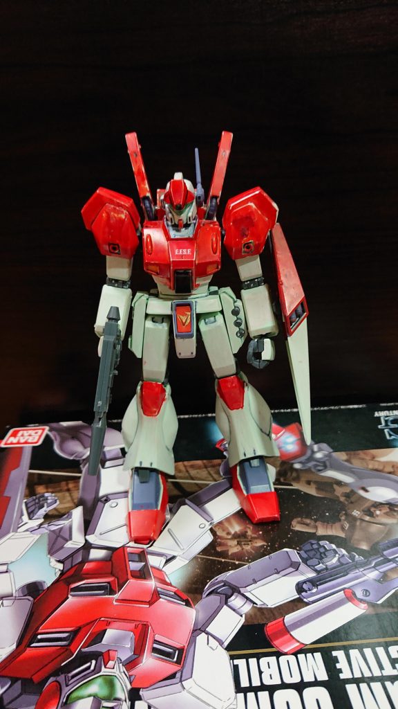 そして、ジェガン(A型)です。中1の時に作ったものなので、ペンで塗っただけなうえトップコートも吹いてません。酷い出来ですね。