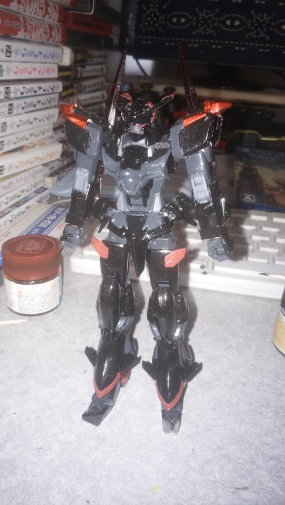 バックパック取り付け前です
頭部どちら使うか悩みましたが、今回は天ミナにしました
ただもみあげ?部分が接触して頭部の稼働制限されるので取り外しました