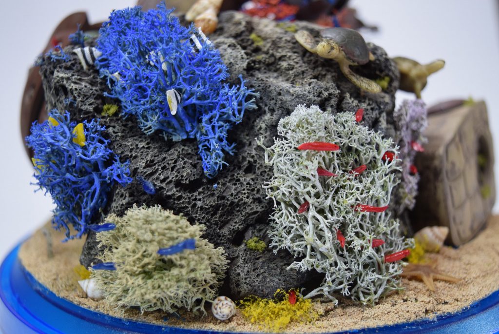 魚は粘土で製作し岩は水槽用を使用
珊瑚は鉄道模型用のライケンを塗装