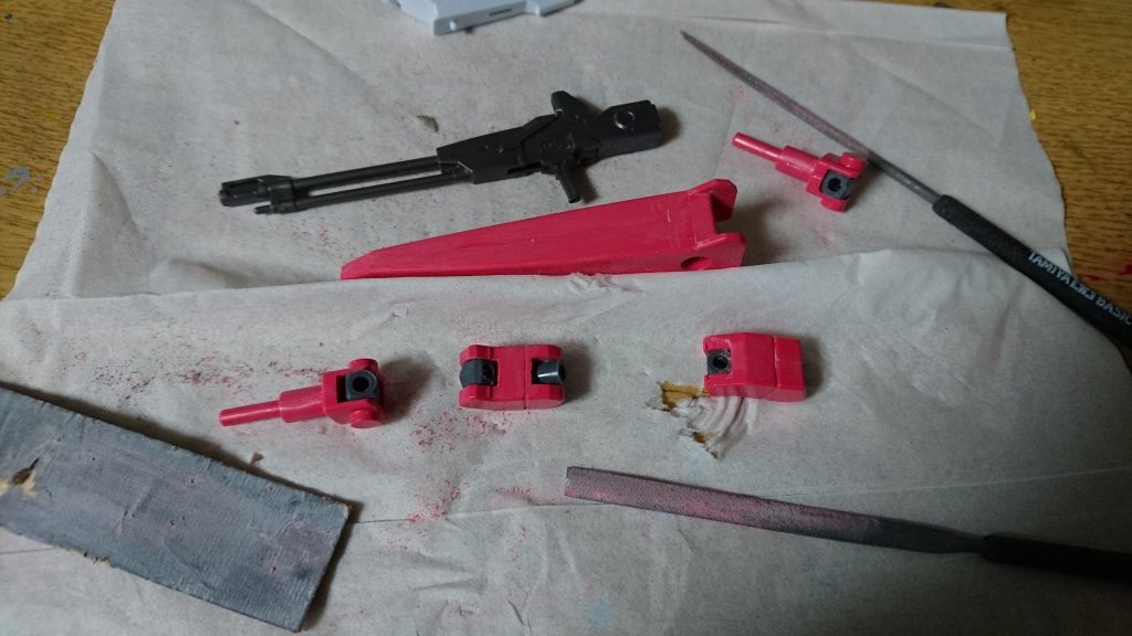 武器と関節部の合わせ目消し途中