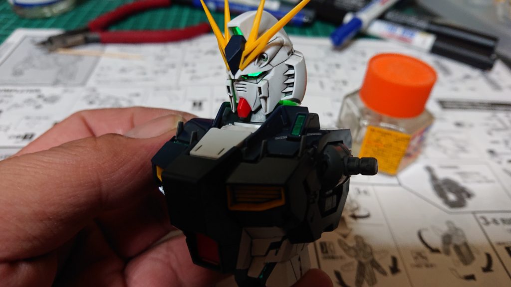 製作中にLEDユニットを仕込んで点灯