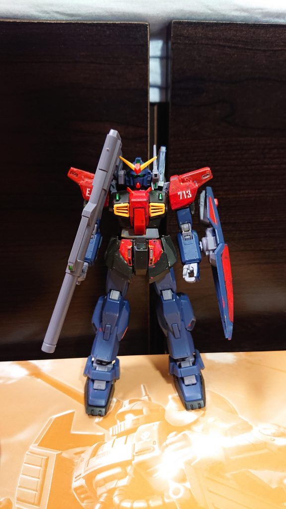 試作機の一つである0号機は713部隊がティターンズとの遭遇戦で鹵獲したガンダムMk-2(4号機)をベースにした機体です。この機体は肩部スラスターや脚部の改良型フレームのテストをしました。そのため性能は元のガンダムMk-2程度です。仮組の流用のため、塗装がすごく残念です。第一次ネオ・ジオン戦争時にオビヒロ基地に配備され実戦投入されますが、性能不足のため大破しました。