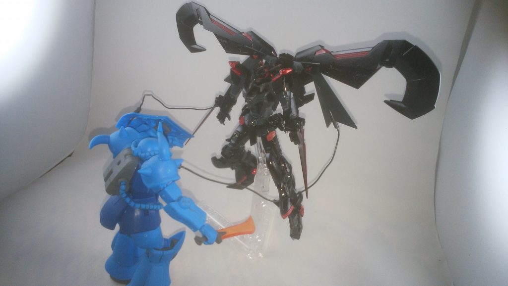 複合武装『烏羽織』はスラスターの他に超至近距離限定でマガノイクタチの機能に接触部分の切断を追加した『翼』とマガシラノホコに電流を加えた『嘴』を備えている
インダストリーッ! グワーッ!