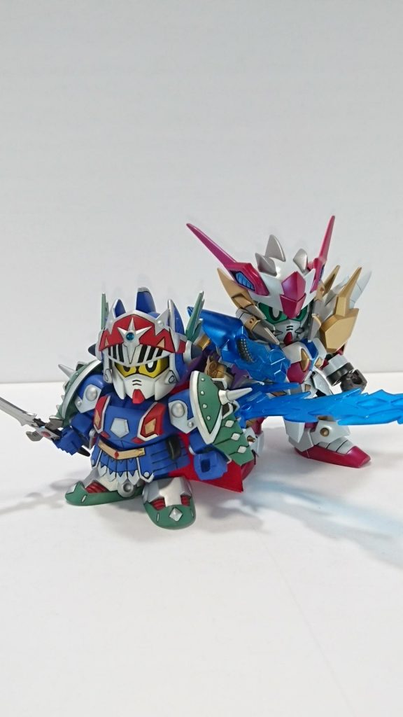 皇騎士と。
後付けですが二人とも父親が円卓の騎士繋がり。