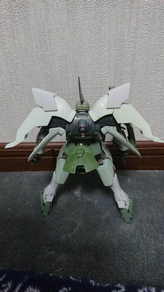 ジャンク屋組合が保有していたジンハイマニューバの頭部とシールドを譲り受け、ジン・エクセリオとして生まれ変わった。