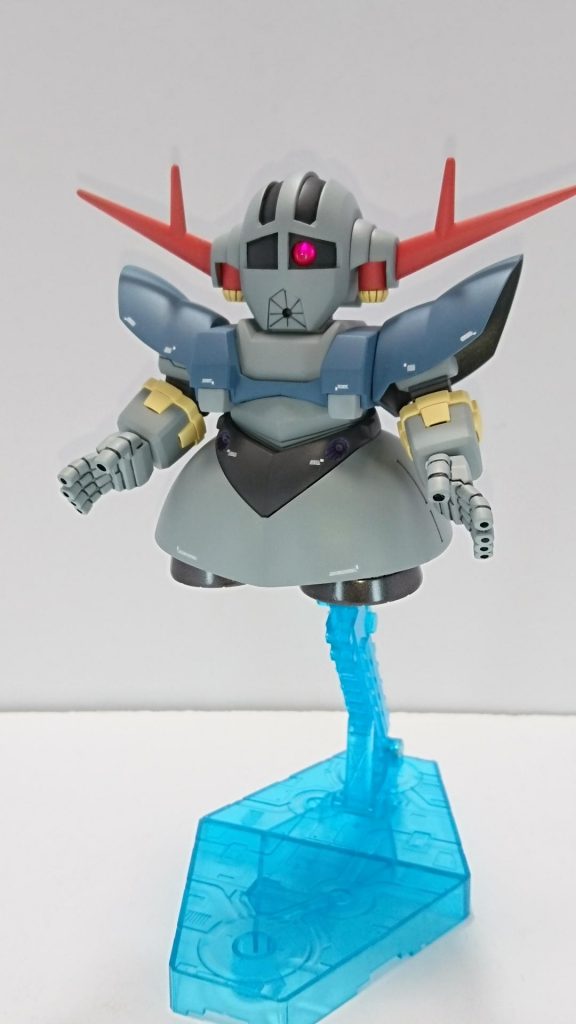 モノアイをクリアパーツ化、耳の肉抜き穴を埋めてアクションベースに対応させた程度でほぼストレートに組んでます。