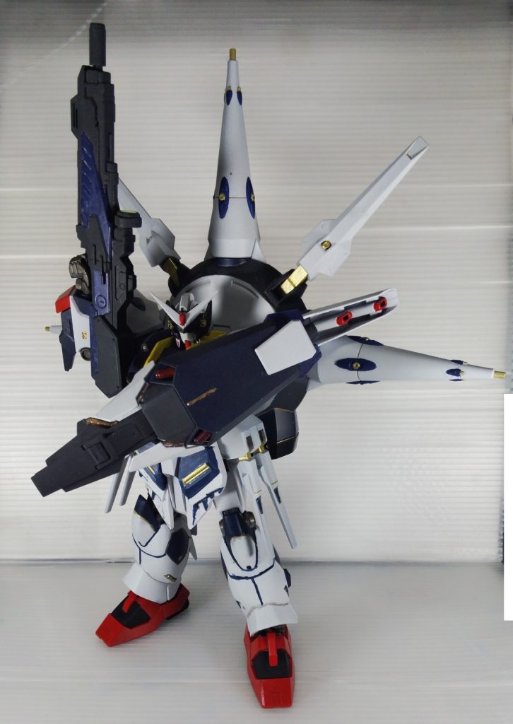 ライフルはフルアーマーガンダム7号機のキャノンでνガンダムのライフルをモナカで挟むようにしました。盾はシルヴァ・バレトのものをピン留めを3mm穴に変更して接続しています。