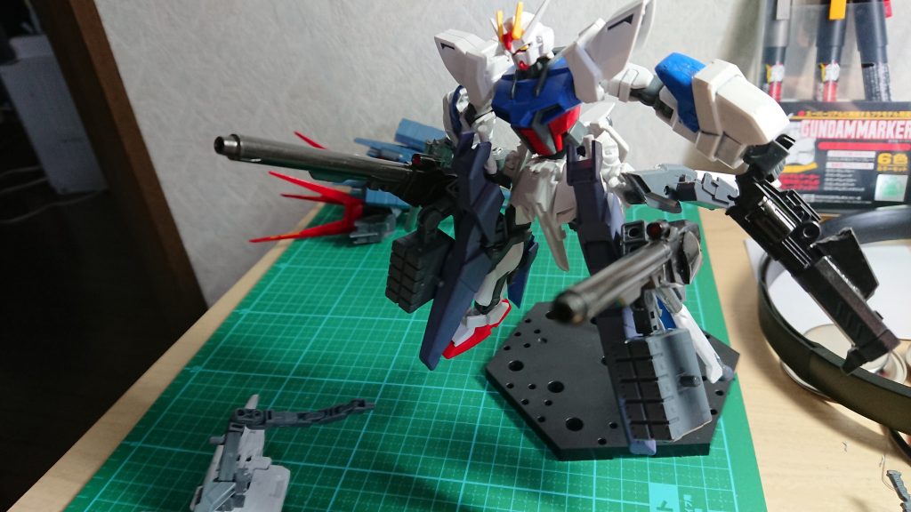 下半身にビーム砲が2つ電磁波を出すことで相手の動きを制限するミサイルつき