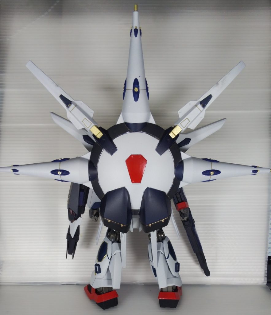 背中のさいたまは1/100キットを使用しました。本当はDVDパッケージみたいな風にしたかったのですが、やり方がわかりませんでした。

塗りは、大きな面はエアブラシ、中くらいの面はマスキングをしてエアブラシ、細かな部分は筆塗りです。

白いところはホワイト5：シルバー1くらいです。紺色はフラットブルー5:フラットブラック1、黒いところはフラットブラックです。