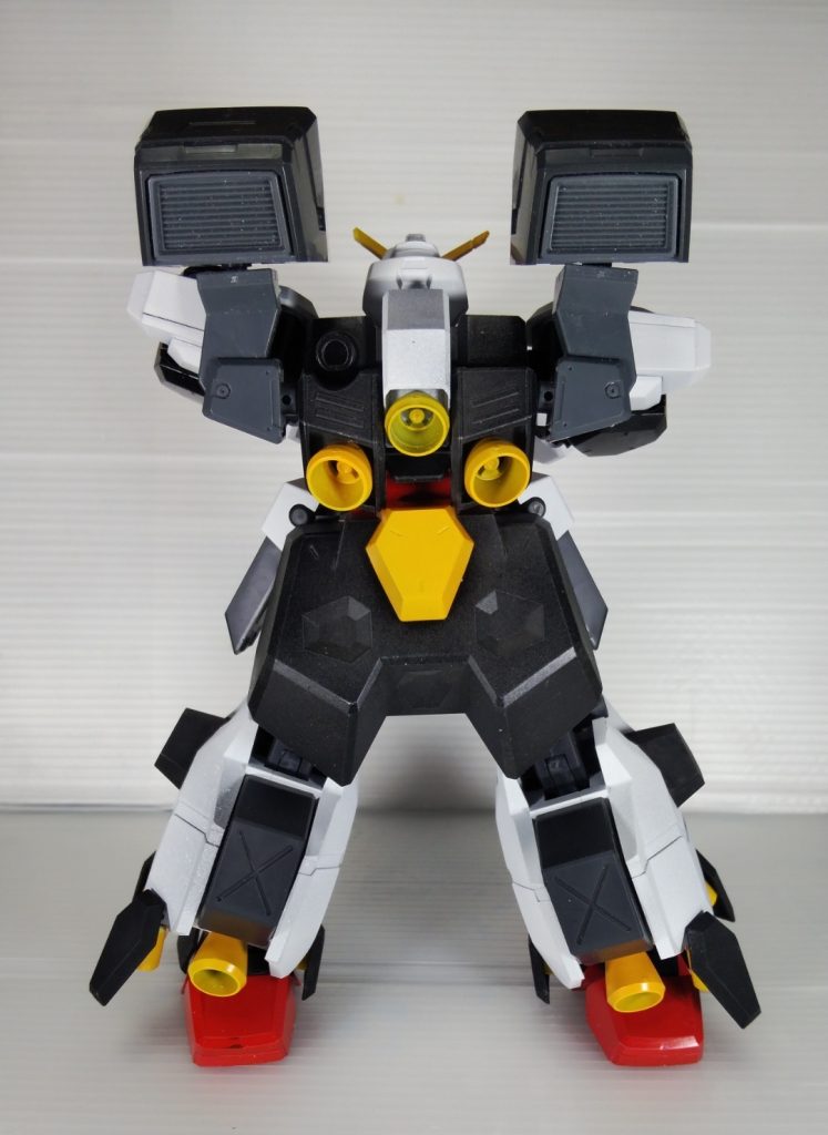 一番大変だったのは、黒っぽいキットを真っ白な私色に染め上げることでした。
バックパックにピンバイスで穴をあけたのが最も大きな加工でした。