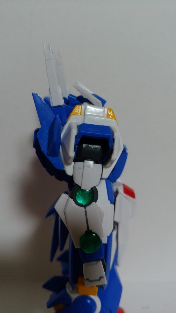 肩:ダブルオーガンダム
アヴァランチユニットの肩パーツを挟むようにして接着
後ろ側にダイバーエースユニットのスラスターパーツを接着