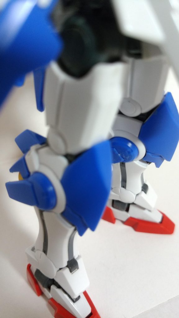 脚:アメイジングエクシアをメインに膝関節部分をアヴァランチエクシアに変更
GNバーニアを接続してその上にオーライザーのパーツを接着
足首から下をダブルオーガンダムに変更
付け根はダブルオーガンダムのパーツを干渉する部分を削ってはめ込む