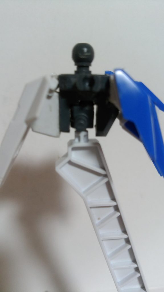 腰:ダブルオーガンダム
前面は出っ張った部分を平面になるように加工してOガンダムのパーツを接着
フロントスカートはガンダムキュリオス
後面は出っ張った部分とその周りが干渉するのでその部分をL字になるように加工するとアヴァランチエクシアのリアスカートパーツが接着できます