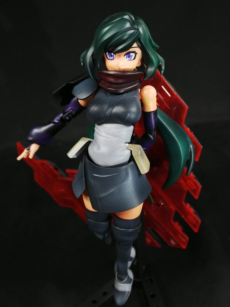 撮る角度によって表情が変わりますね。顔を隠すマスクパーツもあるけどマフラーで代用できるので口元は出してみました。