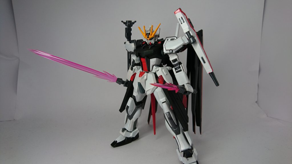 素立ちで
肩にはナギナタ用の収用ラックを自作し、ビームライフルも装備できるようにしています。胸部にも装甲を増設。少しだけ見た目が変わっています。