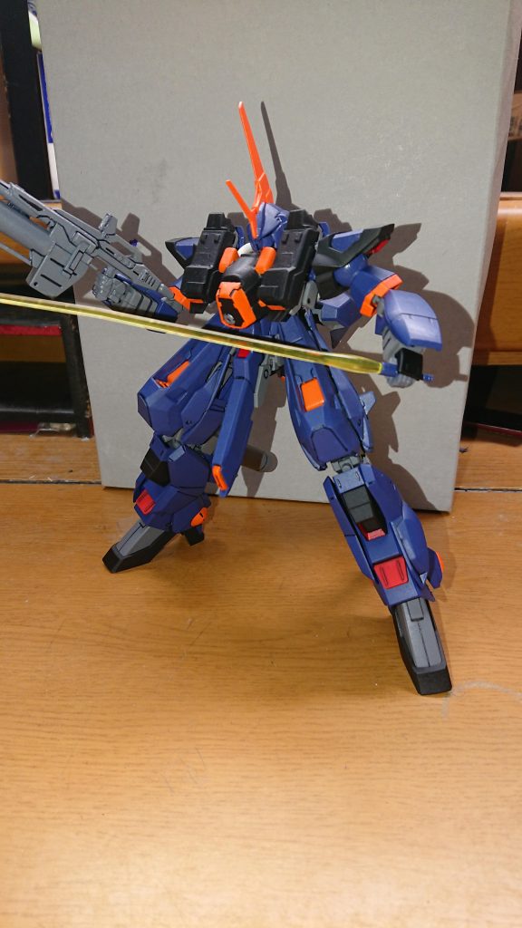 ビームサーベルを構えて