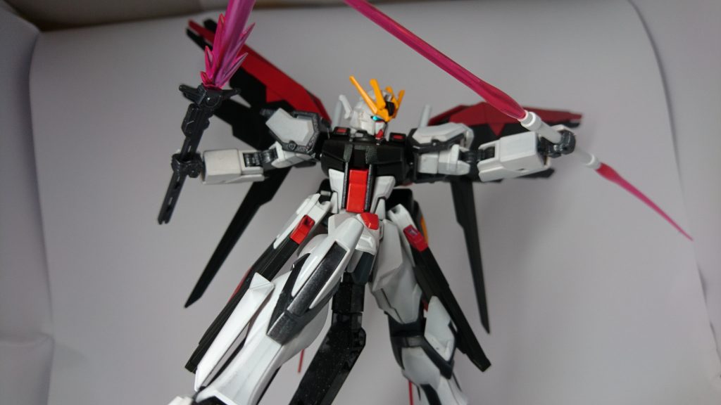 フリーダム・S
シンヤが製作したガンプラ。単体でもとてつもない高機動を生かした戦いが可能だが、ヒビキのサープラスとの共闘で一番のポテンシャルを発揮できる。