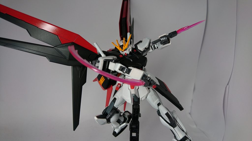 ビームブレイドで
長刀としても扱え、ビームダガーのように短剣としても扱える。
ハイビームナギナタはプラズマエネルギーを電磁場で形成し高熱で焼き切るものとなっており、コズミック・イラで一般的に使われてるビームサーベルと大きく性質が異なる。 ビームサーベル同士は干渉せず、すり抜けるが、ハイビームナギナタはビームサーベルと干渉、フリーダム・Sのパワーであればビームサーベル事叩き切ることも可能であったと考えられる。
ビームブレイドは普通のビームサーベルの出力を向上、厚く形成したもので、ビームコーティングが成されたシールドであっても容易く破壊できたと考えられる。
これら二つの武装は高性能であったが、機体コンセプト的に紛失する可能性の高い武装でありながら、とてつもない高コストであったため他機体には用いられていない。(MS1,5機分のコストであったと考えられる。)