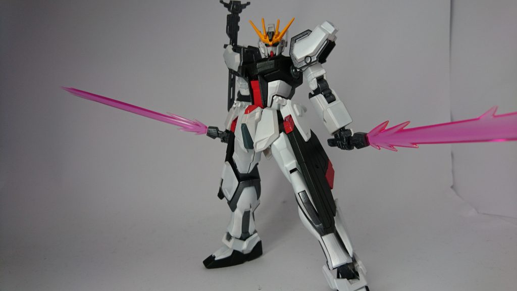 ストライカーパックを外した状態。
ストライカーパックに核エンジンを搭載しているため、バックパックが被弾、大破した場合、予備バッテリーを搭載した本体のみでの短時間戦闘を余儀なくされその状態ではビームライフルは勿論、レール砲も発射が困難であると考えられる。