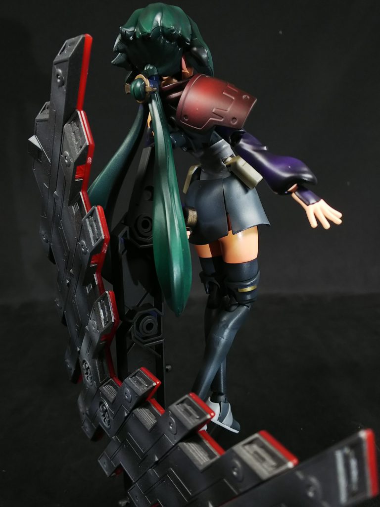 バックショット。柔らかい表現に何か固さを入れようと右肩にグリモアレッドベレーの肩パーツを着けてみました。
そして、忍者と言えば闇夜と月が似合う。雰囲気を出そうとサイコプレートを月に見立ててバックに配置。