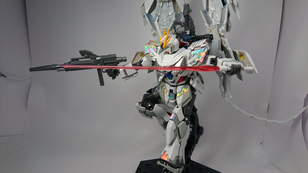 武装はビームライフル、ビームサーベル、ビームマグナム、アームドアーマーDE、頭部バルカンとなっていて、基本的な装備のみで構成される。