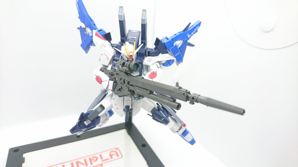 右腕に装備されるプロヴィデンスのビームライフルを改良したロングバレルビームライフル。
高出力に加え、高い命中率を持つ。また、ライフル下部にはグレネードランチャーを装備する。