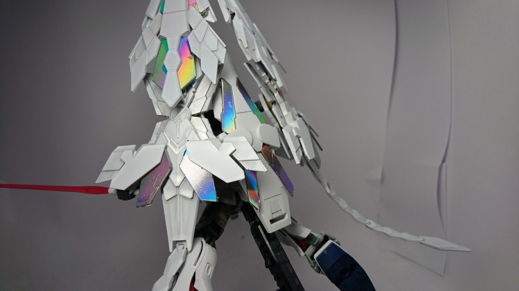 バックパックにはフェネクスと同じアームドアーマーDEを二枚装備しており、加速性能を有している。他の高機動機体と比較すると劣るが、小回りがきいたり背面の防御にもなったりと他とは別方向への強化に仕上がっている。