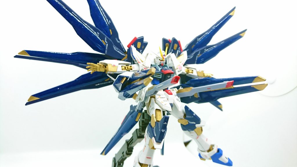 クスィフィアスSレール砲
ハイパードラグーンバインダー
レール砲はクスィフィアス3を改良したもの。後部へのスライド機構はオミットされた。
ドラグーンバインダーは臀部に増設された可動式ドラグーンプラットホームで、4基のハイパードラグーンを収納する。
両脇から前方に向けて展開することで射出することなくハイパードラグーンを使用できる。
また、高機動ウイングと同様にドラグーン射出後はヴォワチュール・リュミエールを使用することができる。