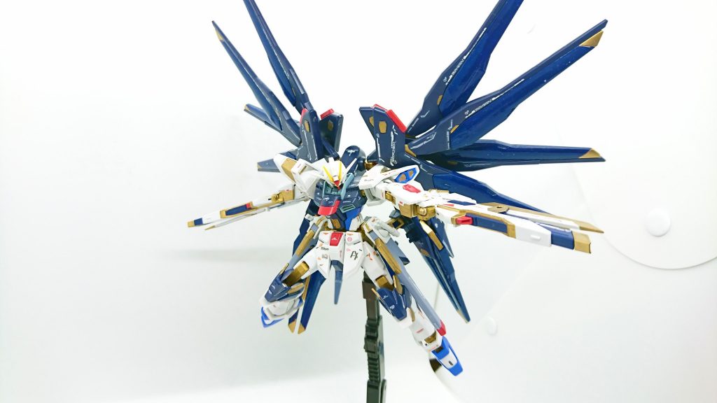 高エネルギービームライフル フェンリル
ストライクフリーダムに装備された高エネルギーライフルの改良型。
ビームライフルとは思えない大口径であり、原型のロングレンジビームライフルと同等の出力を持つ。
名前の由来は北欧神話に登場するオオカミの姿をした巨大な怪物「フェンリル」から