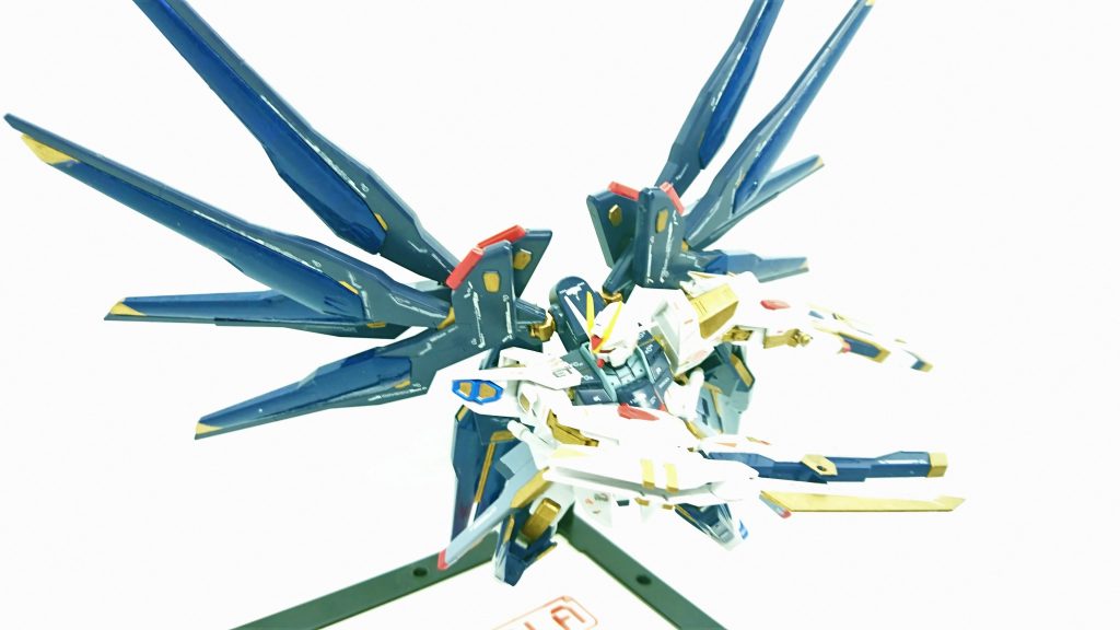 ヴァナルガンド
ゲイルストライクのウイングソーの技術を使用した振動剣。
フェンリル下部に格納されており、使用時は刀身を展開する。
ライフルを携帯したまま使用でき、すれ違いざまの抜刀攻撃は、キラ・ヤマトの操作技術も相まって神速の一撃を誇る。
名前の由来は「フェンリル」の別名「ヴァナルガンド(破壊の杖)」から